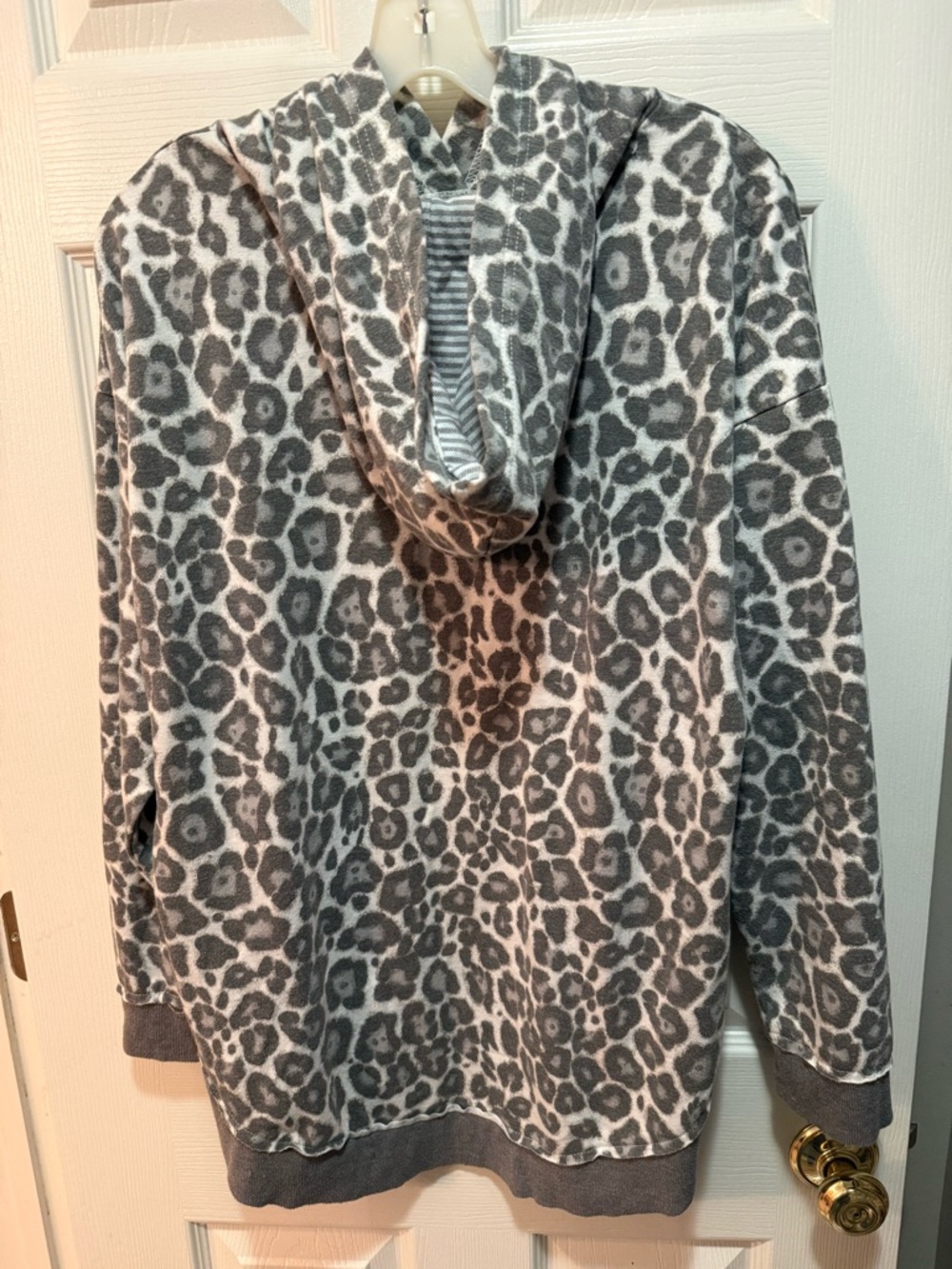 Maurice’s Gray and White Leopard Print Hoodie SUPER soft and cozy size Large - Picture 2 of 3